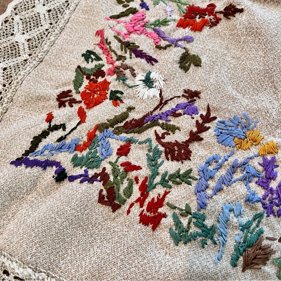 Stunning‎ Vintage Hand Embroidered Floral Design Square Table Cloth Cover 31.5” - Picture 2 of 5